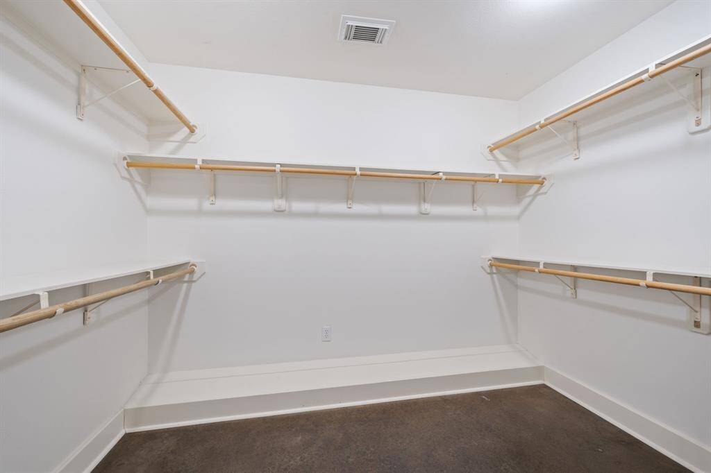 It is complete with a Walk-In closet.