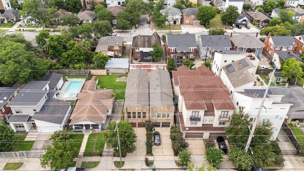 This home has a fantastic location, with convenience to top restaurants, River Oaks Shopping Center, Buffalo Bayou & Memorial Parks, and Downtown.