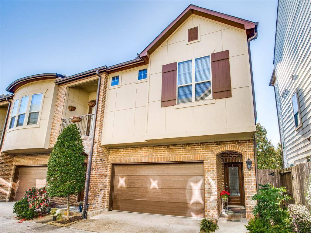 Welcome to 1246 Sampson! Enjoy the urban lifestyle at its finest – live close to Downtown, Minute Maid, BBVA, and the Toyota Center, and walk to tons of bars and restaurants in East Village and throughout EaDo, plus Kroger less than 0.5 mi away!