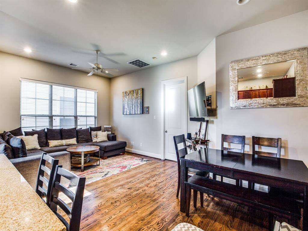 The kitchen flows well in to the dining room - great for hosting parties!