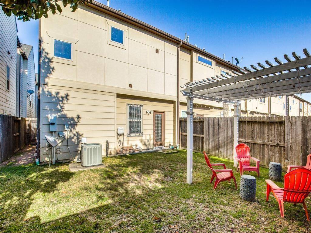 This home also has a great outdoor space perfect for entertaining!