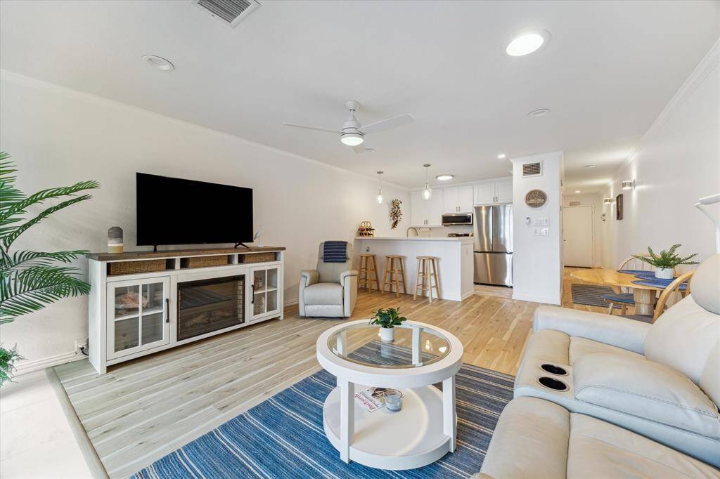 The decor is comfy and very soothing. A wonderful weekend getaway or full time residence.