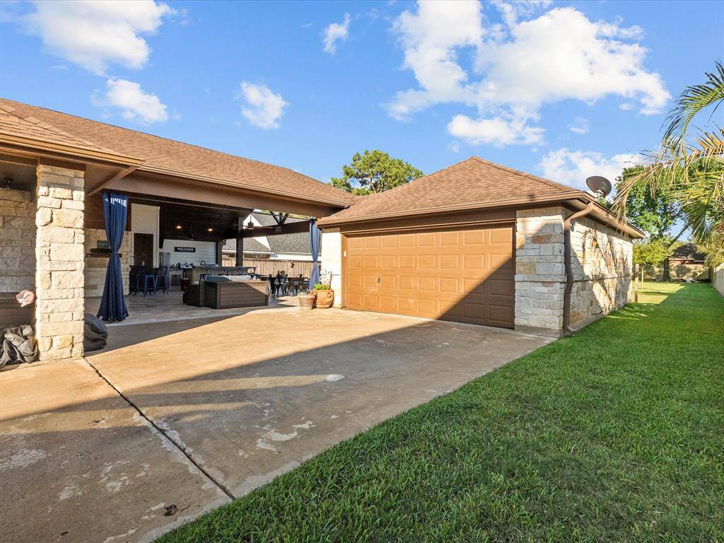 Side entrance to garage and oudoor living area