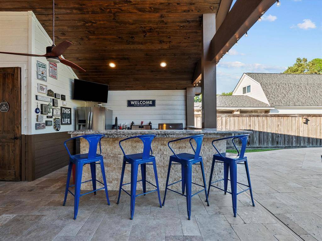 Unigue bar area & outide kitchen