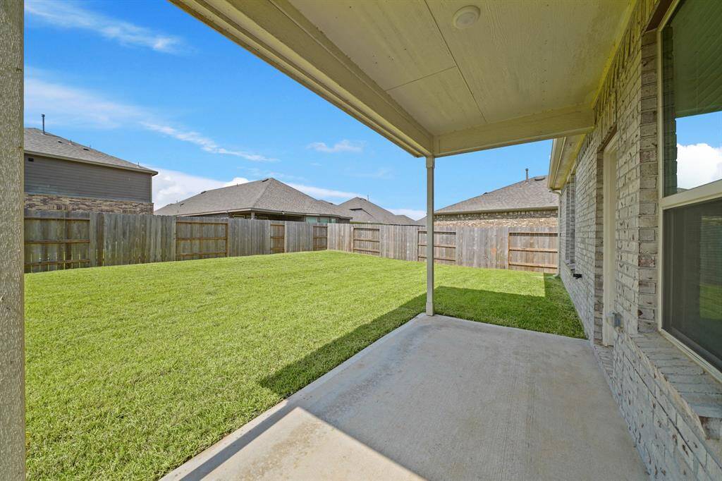 This is a great backyard for the week-end hangouts and letting the kids run around.