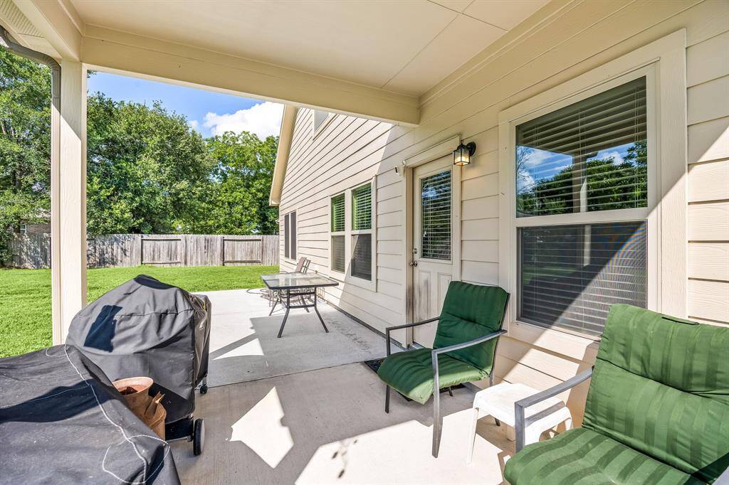 Come and see this spacious backyard with beautiful, covered patio!! There is plenty of room for the kids to play and adults to relax! Perfect for your outdoor living space, patio furniture, bbq pit, and so much more! The possibilities are endless!