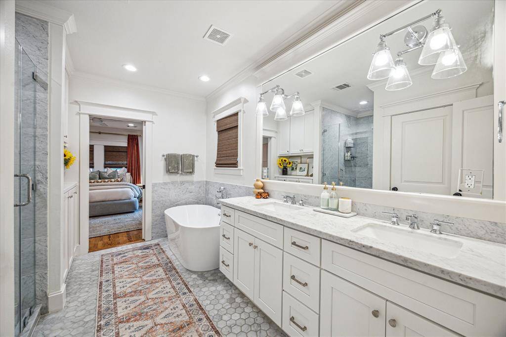 Alternate view of the primary bath