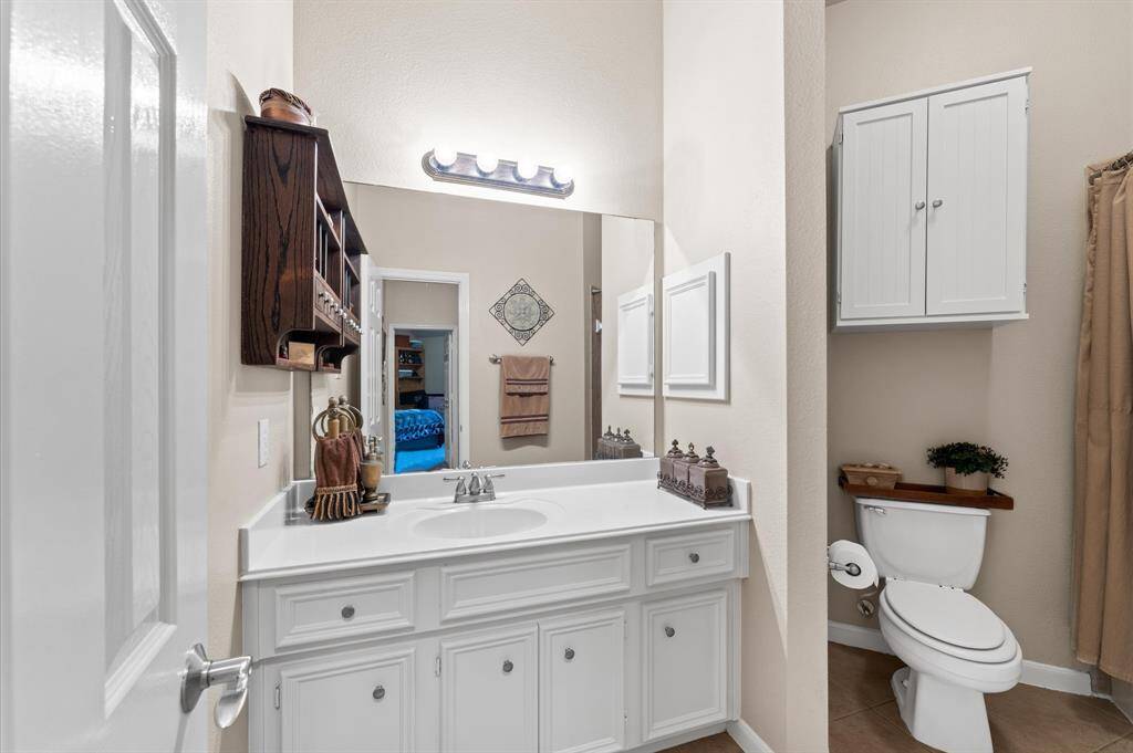 Bedroom 3/4 bathroom to share