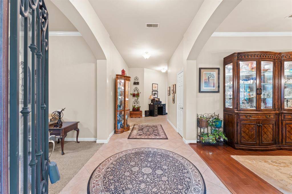 Welcome home to this grand entry with tall ceilings