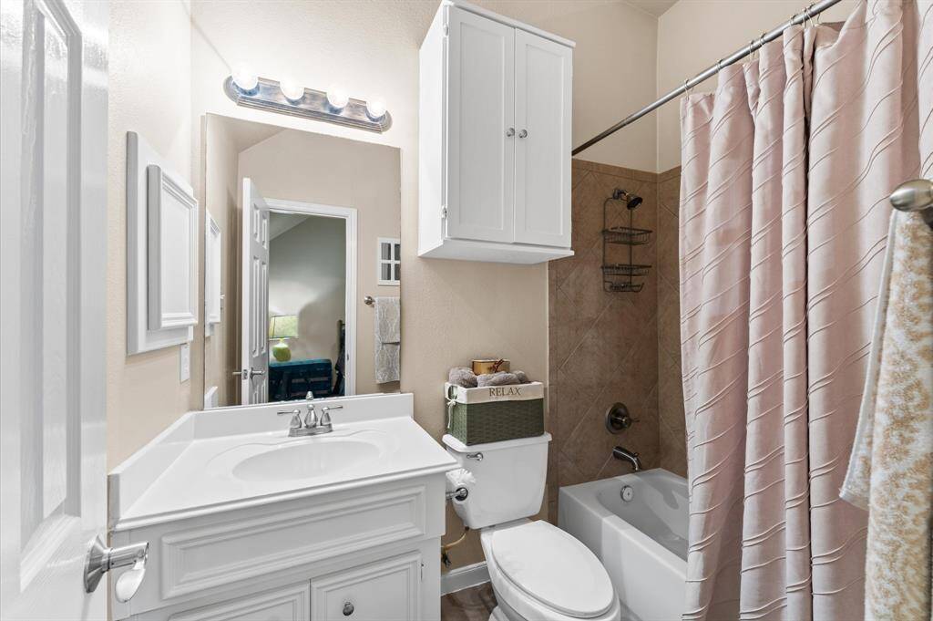 Full bath connected to guest suite