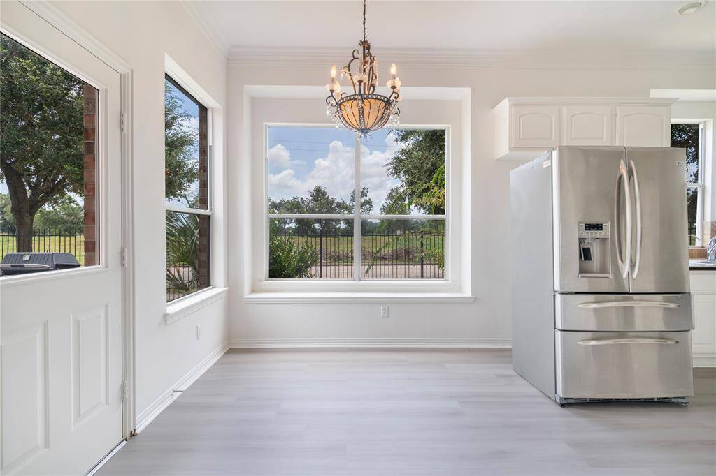 This area next to the kitchen features large windows, allowing you to enjoy the view and greenery while preparing meals and spending time with your family.