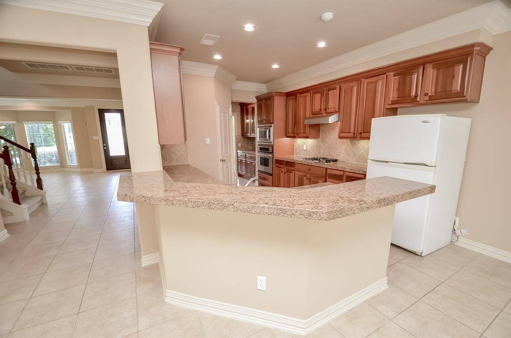Inviting breakfast bar for casual dining and entertaining.