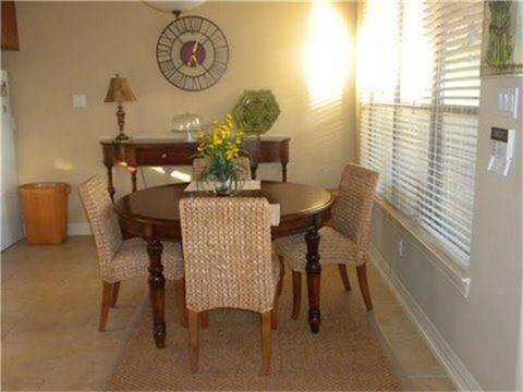 Cozy breakfast nook with natural light, perfect for morning gatherings.