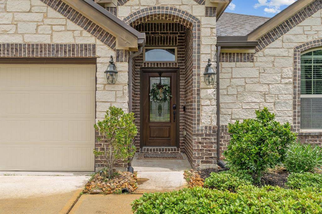 Welcome home to 14619 N Carolina Green!