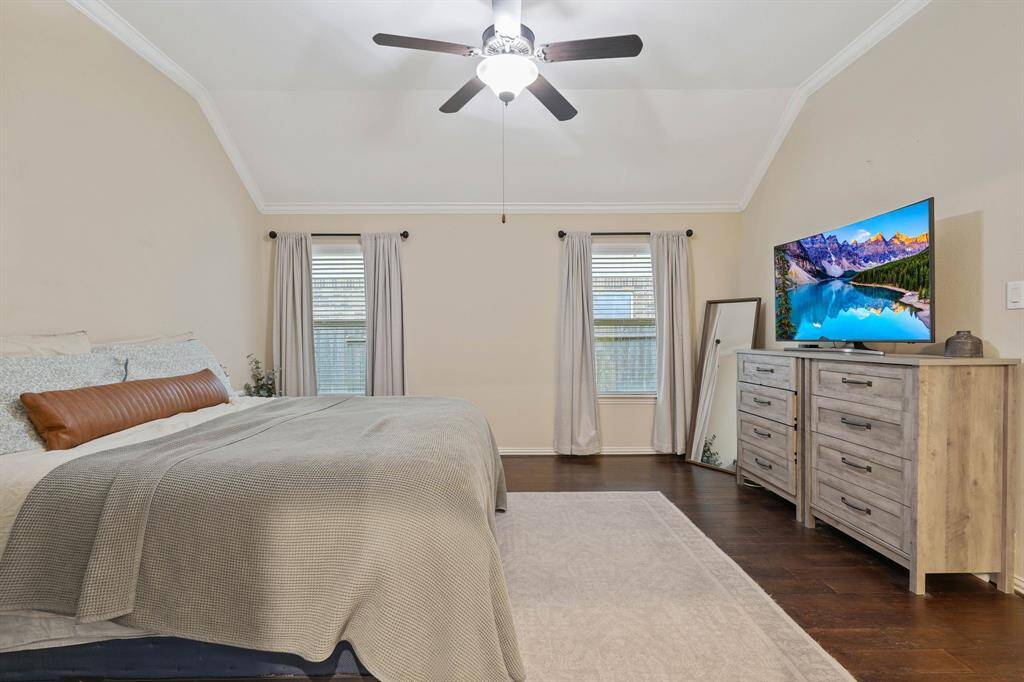 Spacious primary bedroom with en-suite bathroom and walk in closet