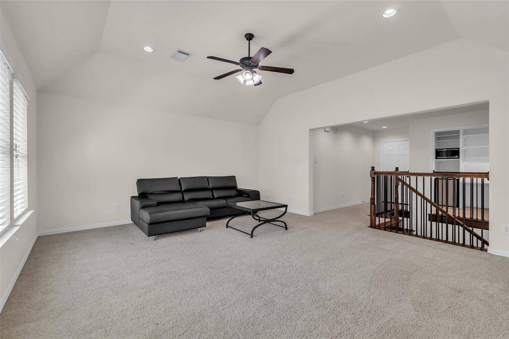 Game/flex room with many possibilities