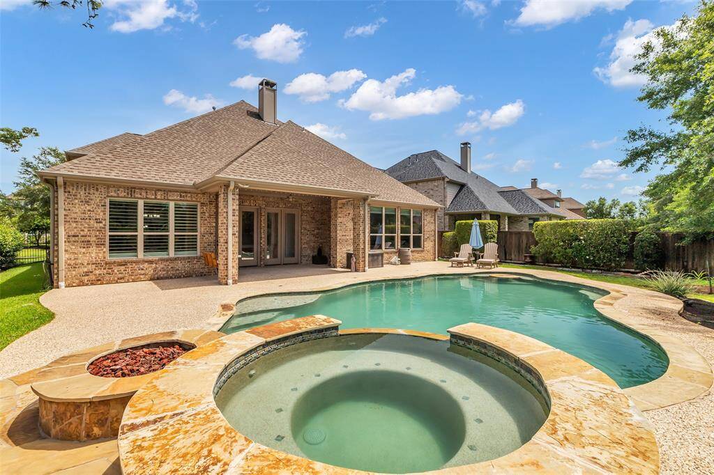 Pool/spa and fire pit