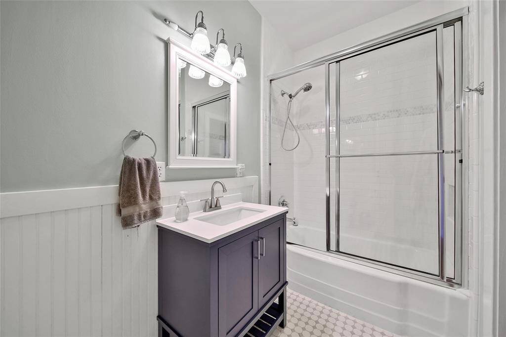 View of secondary bathroom :2.
