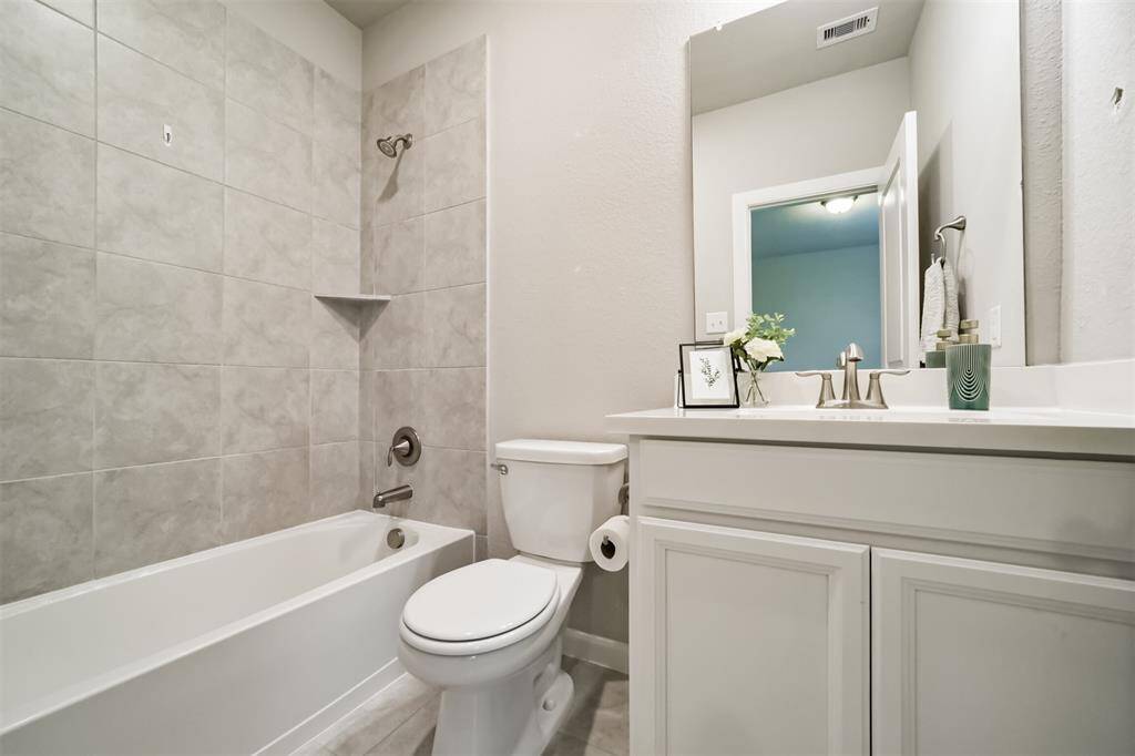 Bedroom 2 en suite bathroom