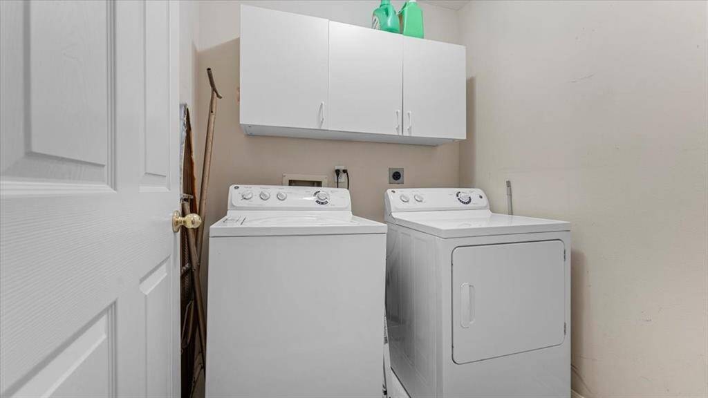 Decorative sinks accentuates the Guest Suite Bath