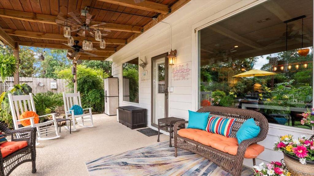 spacious back patio great for entertaining guests