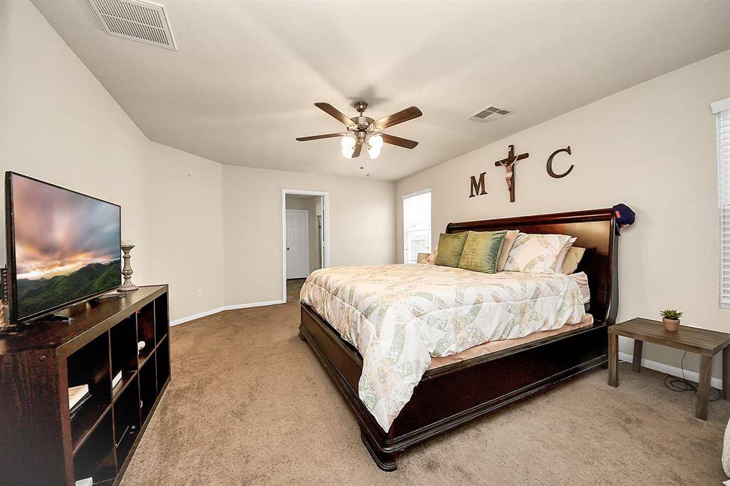 Spacious primary suite with walk-in closet and private en-suite bathroom.