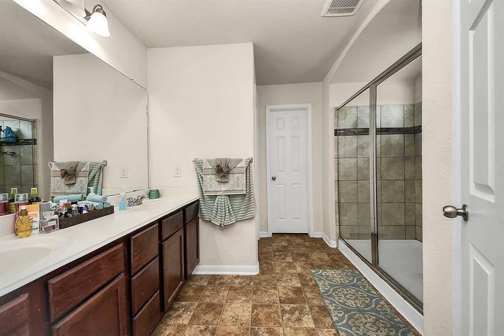 Elegant en-suite bath with dual sinks and a separate shower.