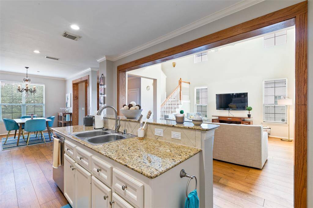 Cooking in this kitchen is a dream.
