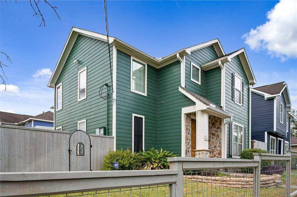 This adorable corner lot features a fully gated front and backyard. Directly across the street from neighborhood New Magnolia Brewing Co.