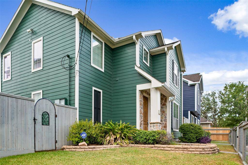 Enjoy living where you love to play with all of the hottest bars, restaurants, workout studios, coffee shops and more in walking distance!