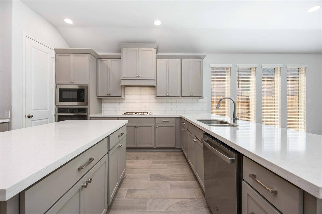 So much counter and cabinet space!