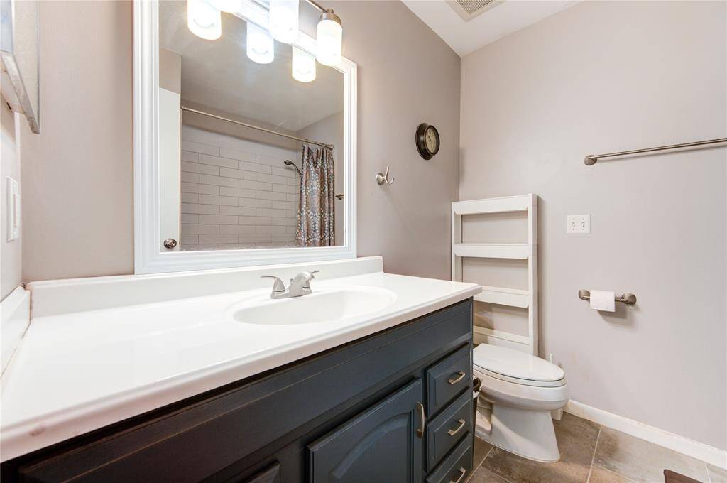 Full bathroom with tub/shower