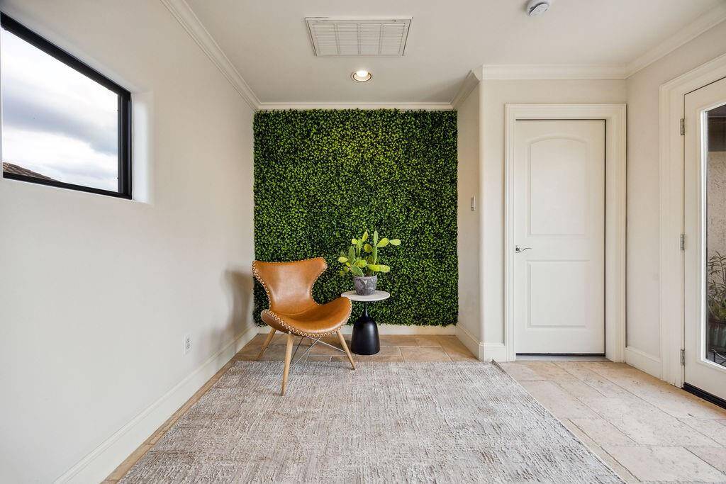 4th floor lounge / office area