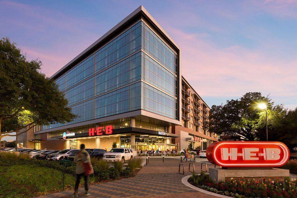 Mega HEB shopping store in Washington Heights