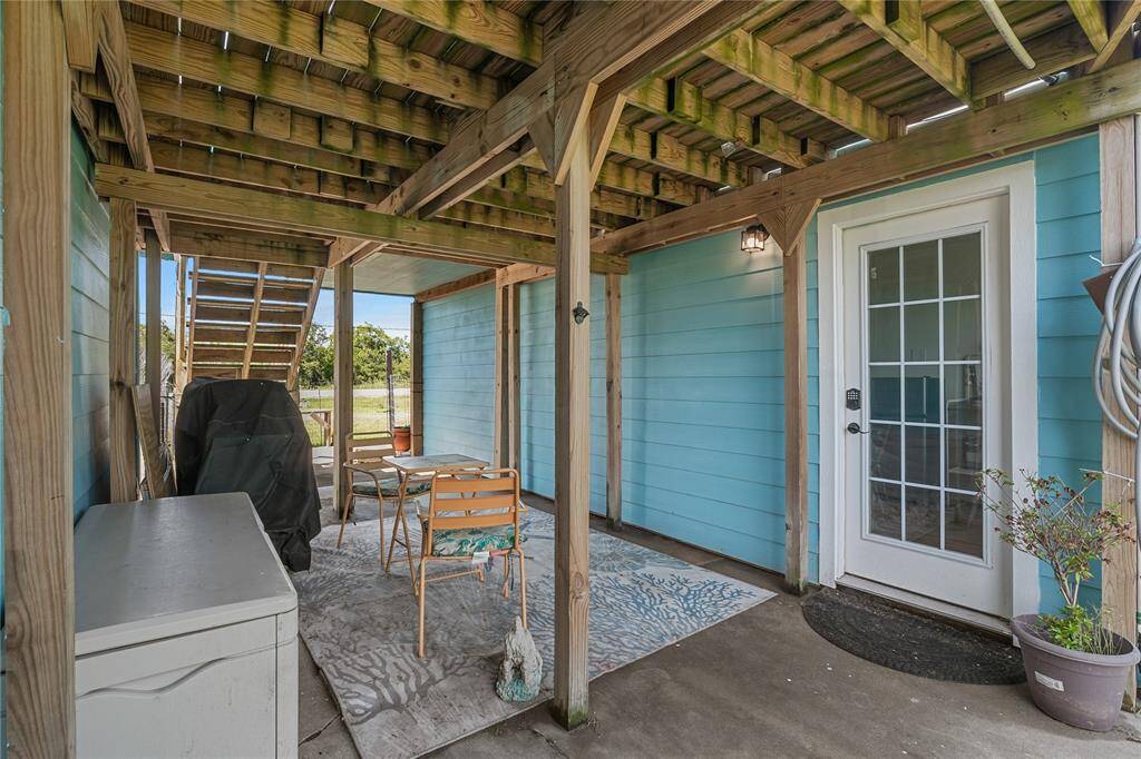 Roomy and versatile 2-car garage, perfect for parking, a workshop, or extra storage. Great for DIYers or car enthusiasts.