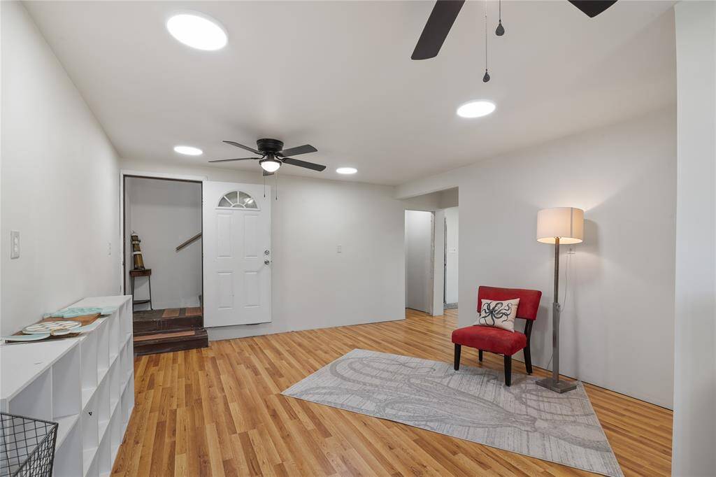 Charming first-floor kitchenette with natural light and modern finishes. Ideal for convenience and entertaining.