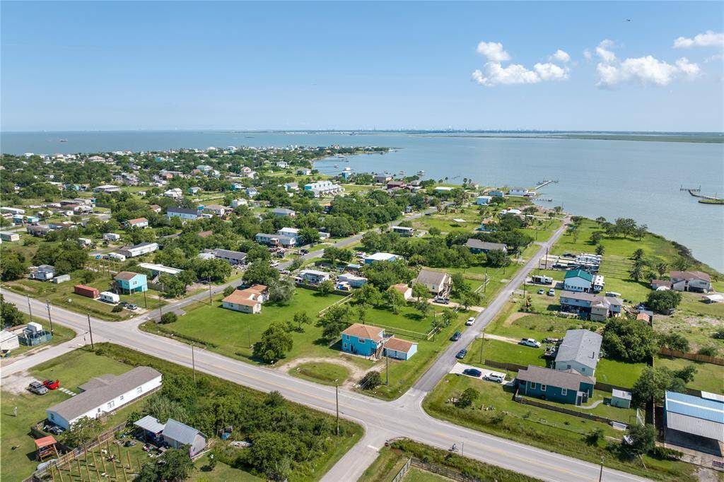 This aerial view highlights a prime property with stunning proximity to Galveston Bay, offering easy access to Topwater and views of Texas City. Ideal for those seeking a vibrant coastal lifestyle.