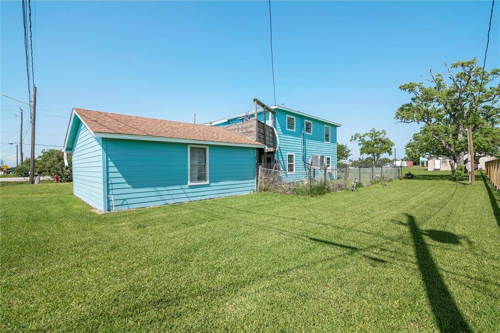 Expansive backyard with lush lawn, perfect for outdoor activities and relaxation.