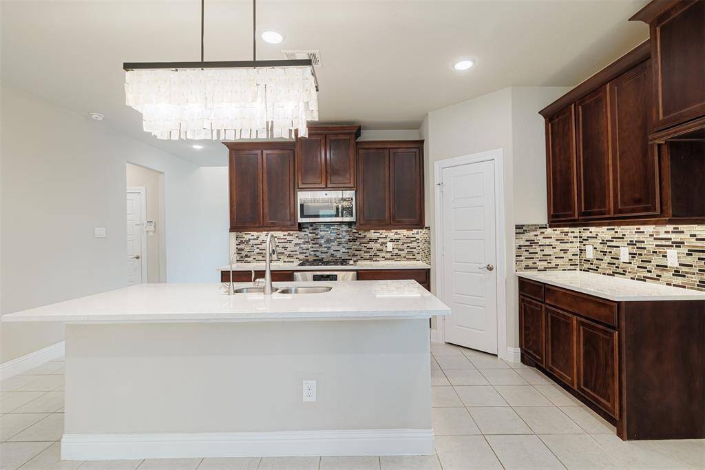 Open Concept Living - Gourmet Kitchen