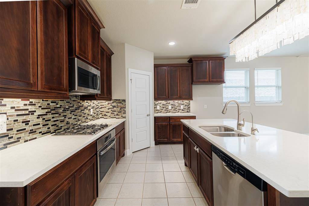 Cook in Style – Modern Kitchen with Sleek Stainless Steel Appliances.