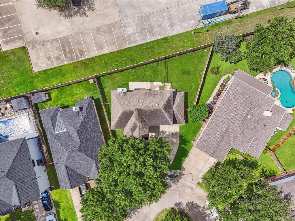Bird’s-eye view showcases the spacious lot, prime cul-de-sac location, and the added security of living in a gated community—perfect for families or those seeking a peaceful retreat.
