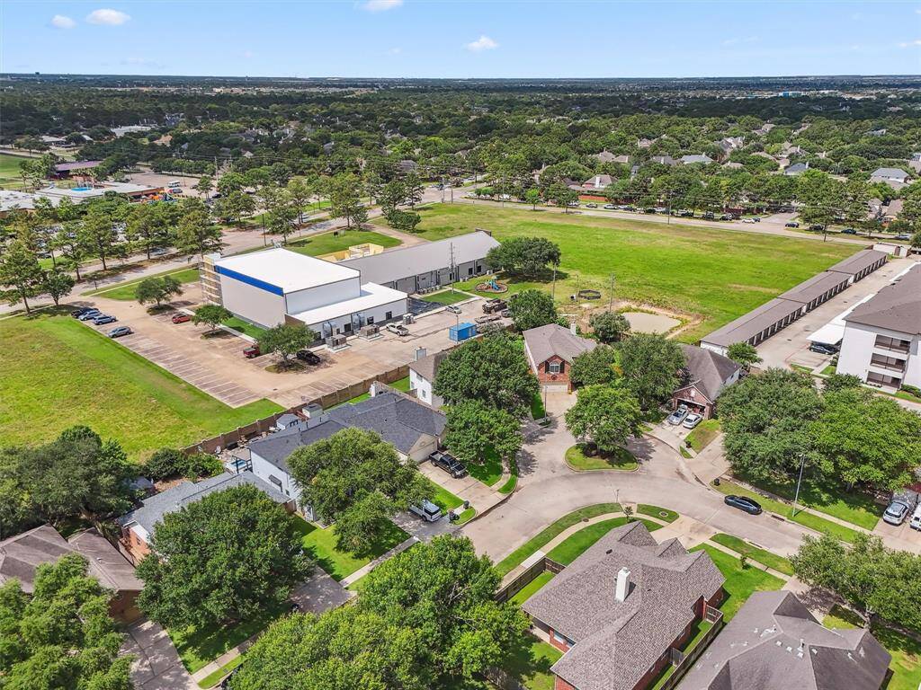 his aerial perspective highlights the home’s prime location in a private cul-de-sac within a gated community, offering a perfect blend of safety, serenity, and curb appeal.