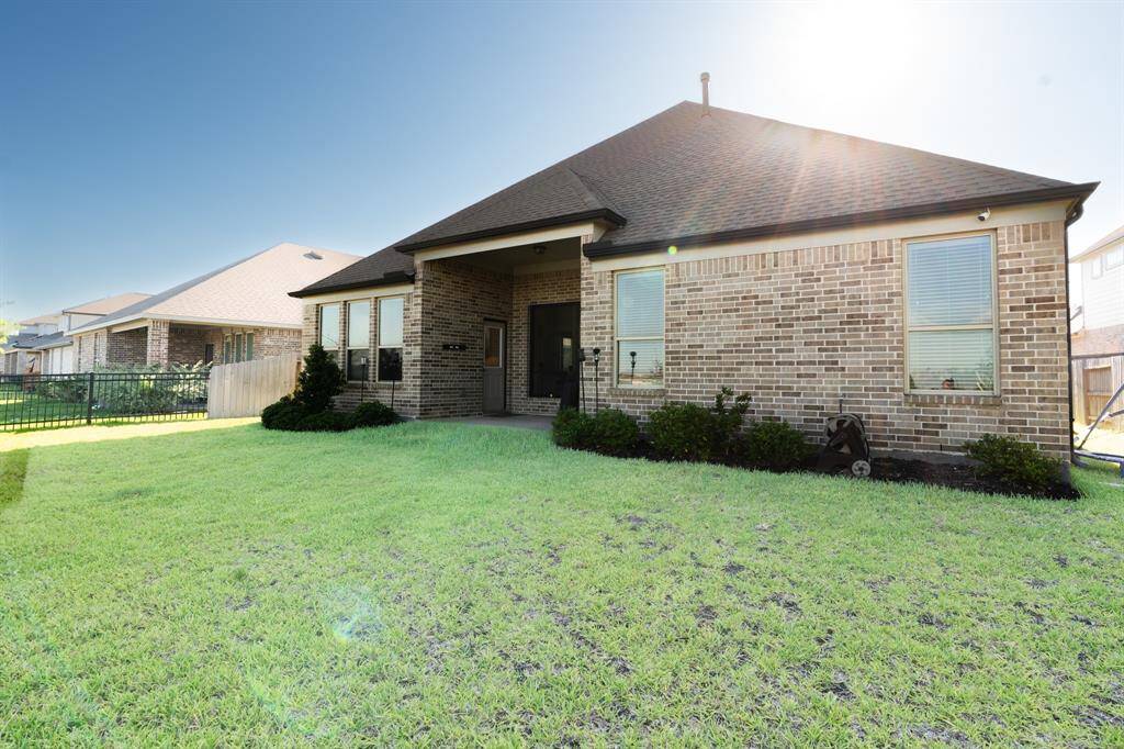 Nice patio to share with family and enjoy the lake view