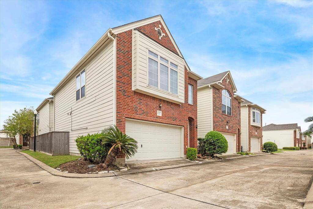 Comfort and convenience! Well-maintained home in a great location! Close proximity to all conveniences and everything the area has to offer! Wonderful gated community.