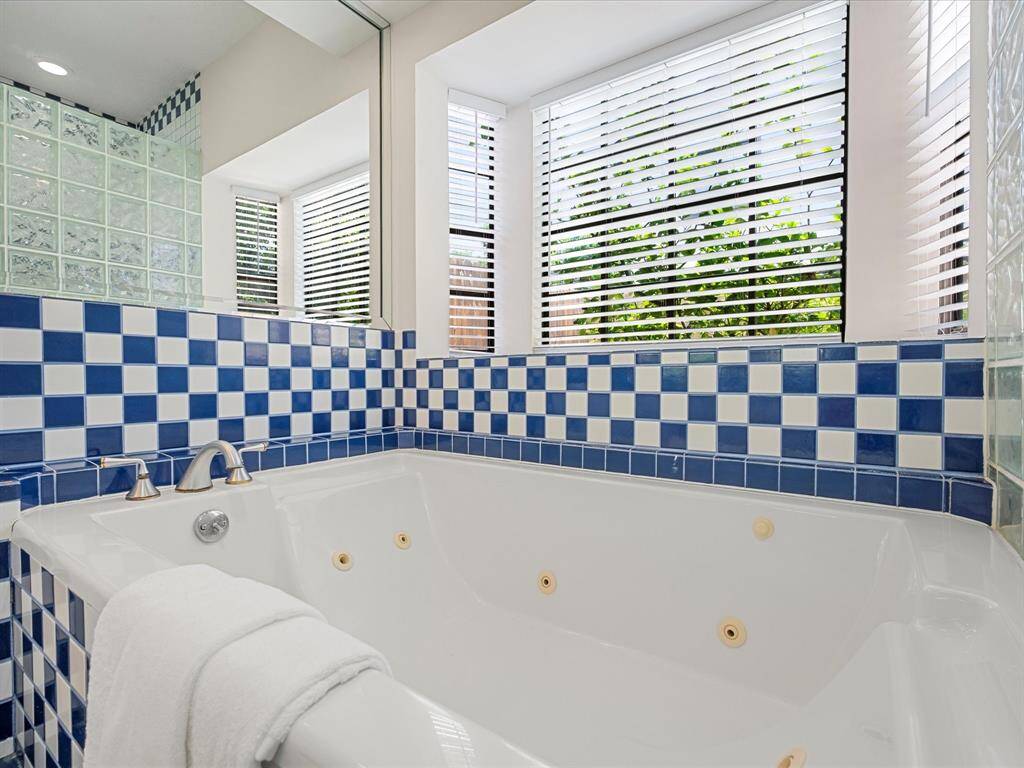 Nice jacuzzi tub with white and blue trims around