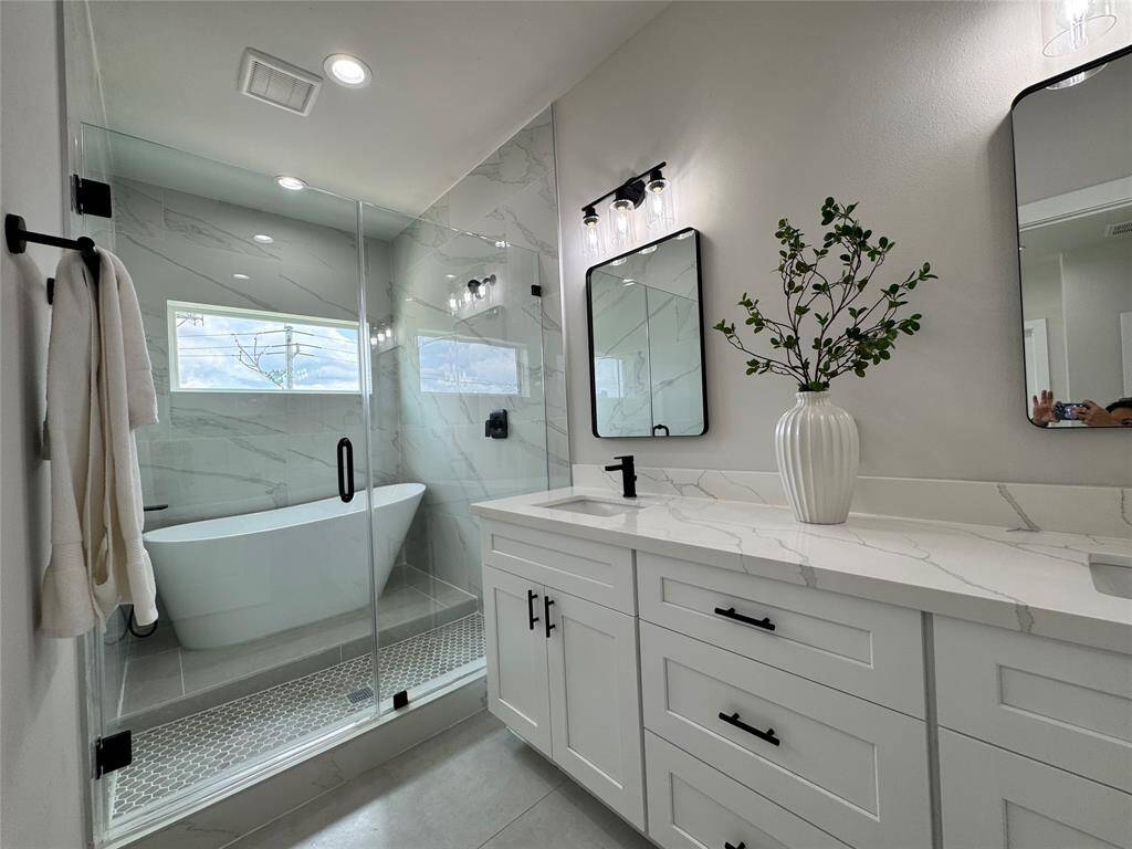Primary on suite featuring a soaking tub