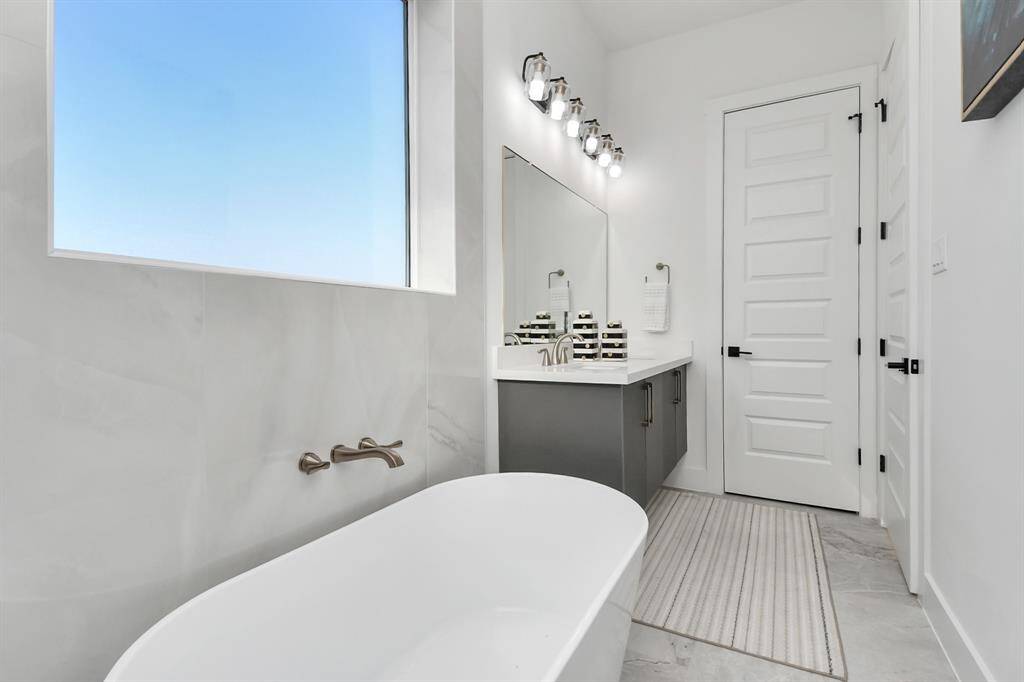 Soaking tub