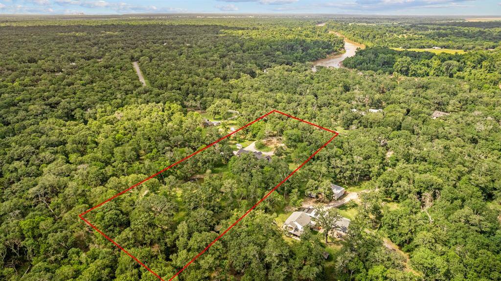 Home is minutes away from the community park and both Lake and Brazos River access.
