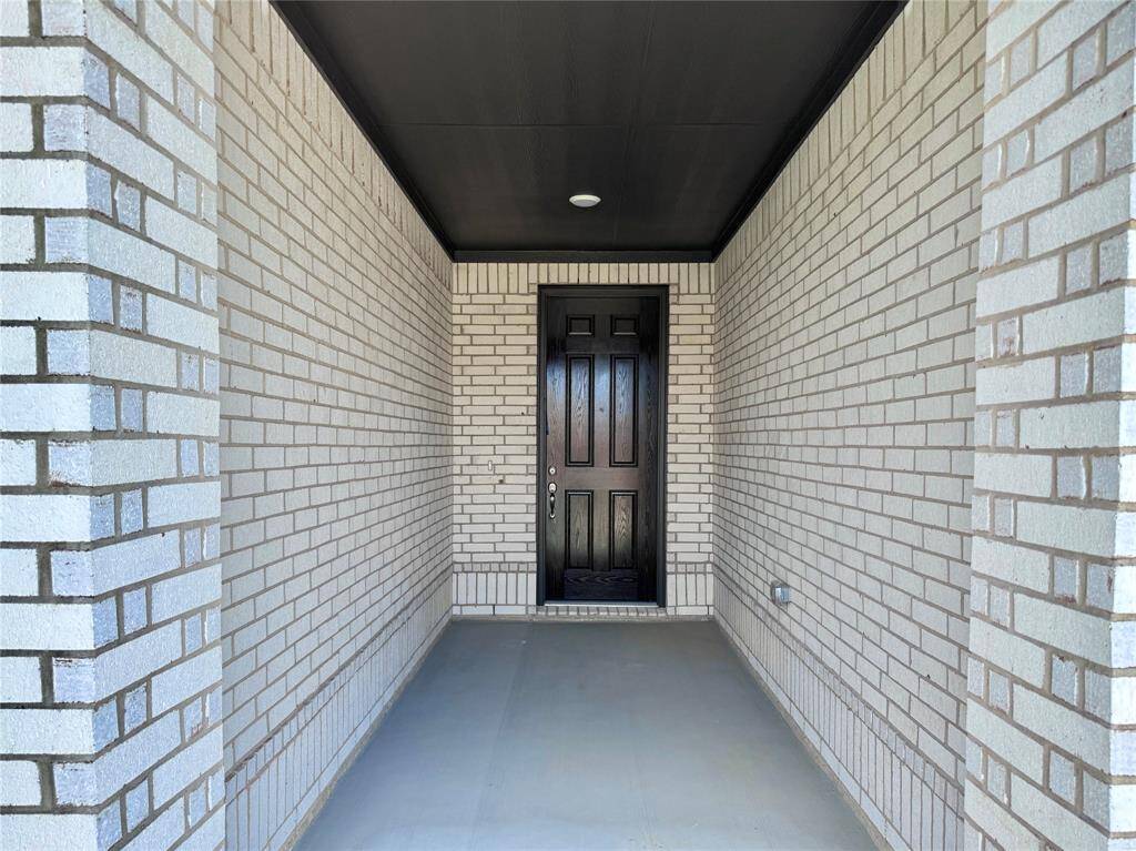 Cozy, covered front porch – great for all package deliveries