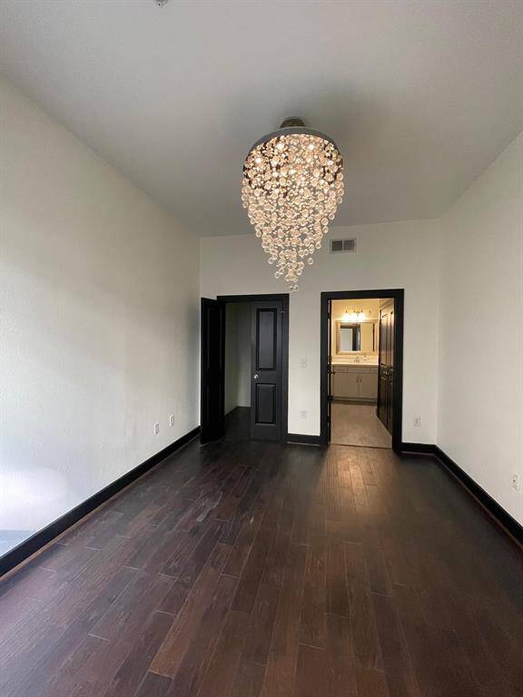 Direct access to the bathroom and laundry area from the bedroom. The walk-in closet, custom-designed by Closet Concept, offers smart organization and maximized storage for your belongings.